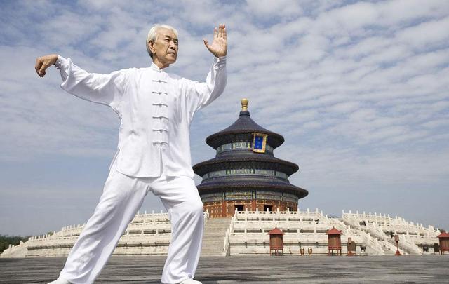 老人养生推荐 太极柔力球